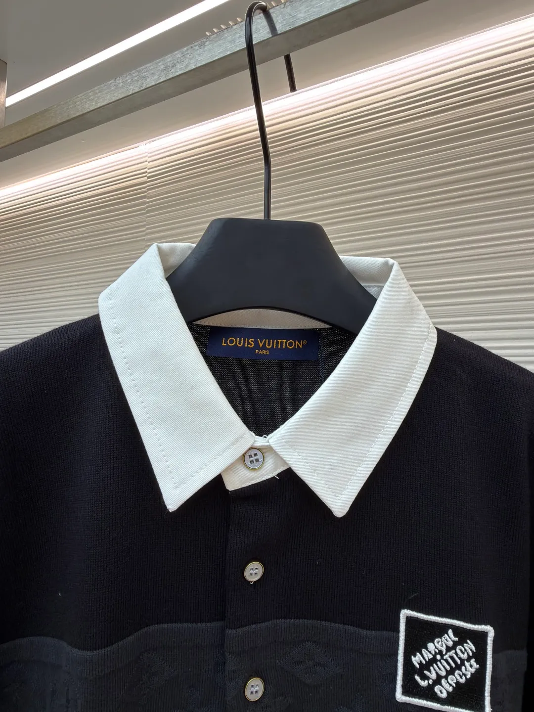 LOUIS VUITTON Jacquard long-sleeved polo shirt ●Original version: Purchased and developed for 13400 ●Item number: 1681522-B00 ●Fabric: combed cotton gauze fabric ●Technology: Jacquard production ●Color: black ●Version: Fitted version ●Weight: about 440 grams ●Size: S-M-L-XL ●Description: Soft and elastic to the touch, with excellent warmth retention and breathability. The classic lapel design fits the curve of the neck and is comfortable to wear. The knitted texture on the surface of the clothes is fine and even, showing a deep black tone, simple and elegant. The brand logo on the chest adopts precise embroidery technology, with delicate details and strong three-dimensional effect. Tailored fit to fit your body shape, showing an elegant and capable style. The ribbed design on the cuffs and hem not only increases wearing comfort, but also effectively prevents cold wind from intruding. Every stitch and thread is strictly controlled to ensure the durability and sophistication of the polo shirt. Whether it is a daily outing or a casual party, this Polo shirt can be easily worn and is an indispensable fashion item in the wardrobe. The overall wiring is straight and delicate, the fabric is comfortable and soft, and the color is consistent without color difference. It can be matched with the same style to create a fashionable look and control various occasions. Customized accessories, complete with three standards, same style for men and women!